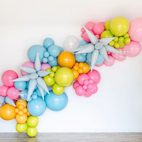 Love the look of Organic Garlands? Full installation starts at 15’. Although your space may not be 15’ in length we need this footage to… | Instagram Bright Colored Balloon Arch, 5 Color Balloon Arch, Unique Balloon Garland, Bright Balloon Garland, Colorful Balloon Garland, Colorful Balloon Arch, Balloon House, Rainbow Party Decorations, Balloon Garland Diy