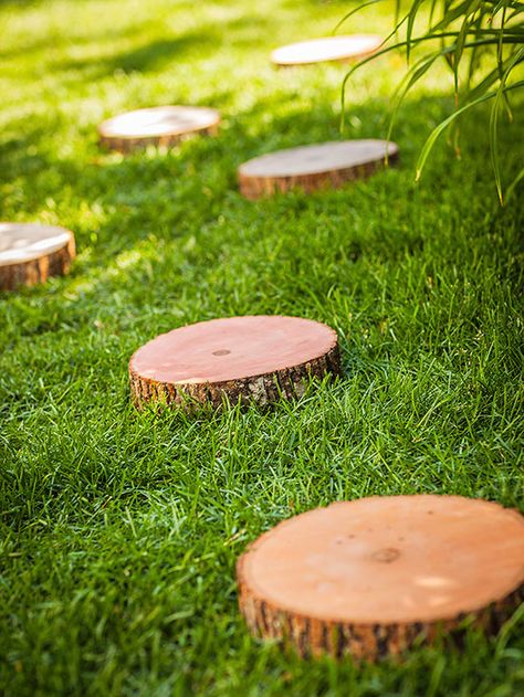 DIY ● Log-Slice Steps A downed tree inspired this pretty path. Amble through your backyard on a walkway crafted from log slices. Summer Garden Decorations, Diy Stone Walkway, Taman Diy, Jardim Diy, Walkway Design, Evergreen Garden, Home Decor Catalogs, Diy Rustic Decor, Garden Stepping Stones