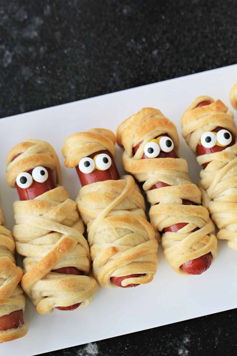 Halloween Mummy Dogs Recipe Halloween Decorations Party Food, Halloween Mummy Dogs, Halloween Appetizers For Adults, Halloween Hotdogs, Halloween Fingerfood, Food For Party, Party Food Easy Appetizers, Mummy Hot Dogs, Halloween Finger Foods