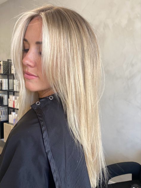 Long Angled Curtain Bangs, Blonde Hair Pulled Back, Natural Highlights Blonde Hair, Dark Blonde With Light Money Pieces, Blonde Balayage Root Shadow, Natural Hair Dye Ideas Blondes, Highlight Underneath Hair, Blonde Hair Inspo Pics, Blond Haircut Ideas