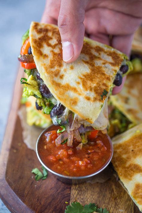 Avocado Black Bean Quesadillas | Gimme Delicious Crispy Quesadillas, Great Vegetarian Meals, Ww Lunch, Quesadilla Recipes Easy, Sandwich Healthy, Pepper Sandwich, Vegetarian Meal, Tasty Vegetarian Recipes, Avocado Recipes