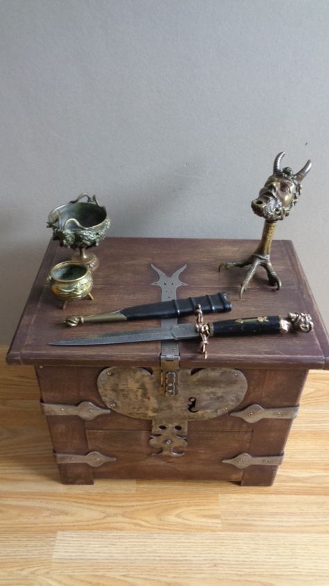 Witchcraft Aesthetic, Mystic Arts, Altar Ideas, Witchcraft Altar, Traditional Witchcraft, Old Blood, Witches Altar, Ritual Tools, Make A Game