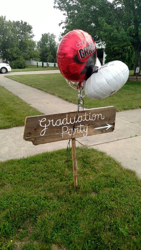 Graduation Bbq Decorations, Graduation Party Ideas Country, Open House Themes Graduation, Farm Graduation Party Ideas, Country Grad Party, Barn Graduation Party Ideas, Barn Graduation Party, Country Graduation Party Ideas, Graduation Party Ideas Western