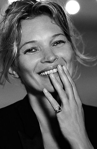 Love the monogrammed pinky ring!!!! (David Yurman) Pinky Rings For Women, Designer Rings For Women, Kate Moss Style, Pinky Signet Ring, Queen Kate, Miss Moss, Designer Rings, Jewelry Photography, Kate Moss