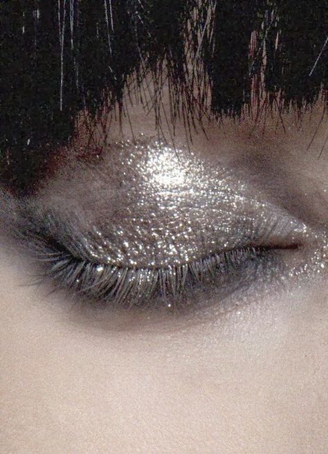 Silver Argent  /  Grey Gris Divine Makeup, Festival Make Up, Metal Detector, Bridal Beauty, Eye Make, An Eye, Beauty Inspiration, Beauty Make Up, Makeup Inspo