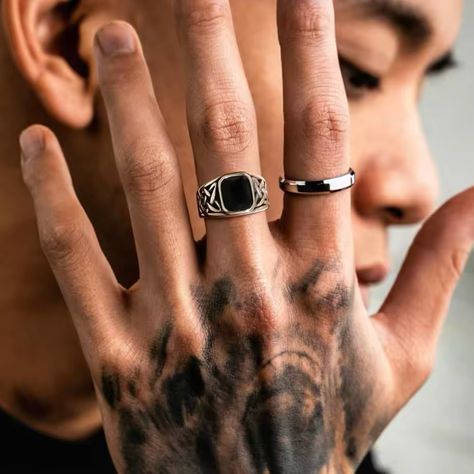 Emo Rings Men, Signet Rings Men, Vintage Ring Men, Mens Jewelry Photography, Men’s Accessories, Men’s Rings, Men’s Jewelry, Men Rings Aesthetic, Agate Ring Men