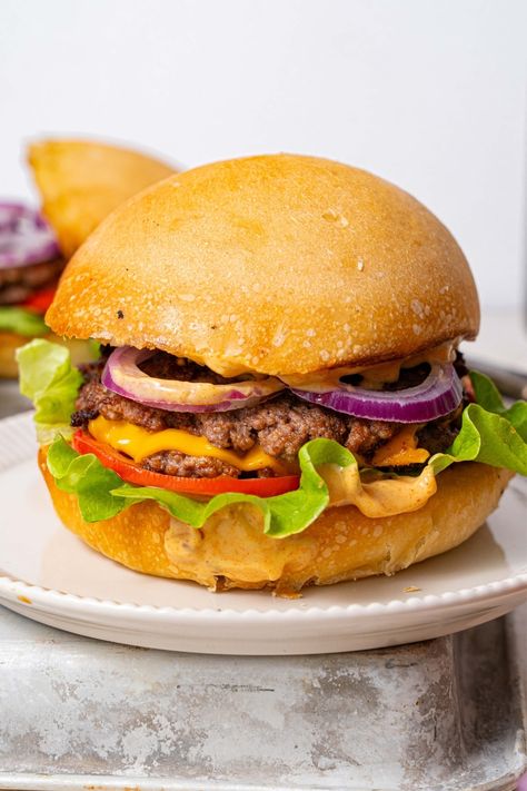 Healthy Smash Burger Recipe (High Protein & Low Calorie) Low Cal Burgers, High Protein Burger, Low Cal High Protein, Baked Mahi Mahi, Protein Burger, Smash Burger Recipe, Smash Burgers, Sugar Free Ketchup, Crispy Beef