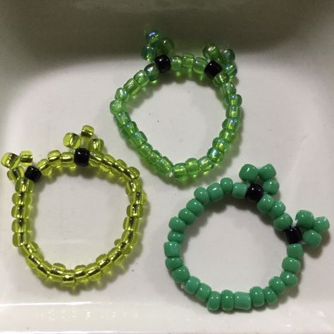 Green Kandi Bracelets, Frog Kandi, Frog Perler Beads, Froggy Ring, Frog Beads, Rave Kandi Ideas, Beaded Frog, Kandi Designs, Pulseras Aesthetic