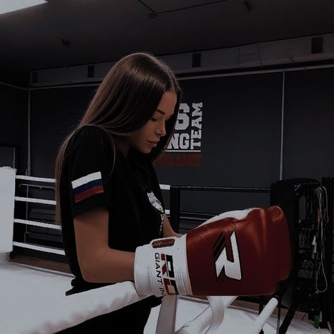 Boxe Aesthetic Girl, Boxer Girl Aesthetic, Female Boxer Aesthetic, Boxing Photoshoot, Boxing Aesthetic, Boxer Girl, Pelo Color Vino, Boxer Aesthetic, Fitness Vision Board