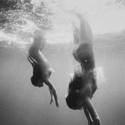 Rafael Moura on Instagram: "Island girls 🏝 @nikeeolivera @theislandfox Shot with @aquatech_imagingsolutions" Divine Feminine Spirituality, Portfolio Book, Muse Art, Island Girl, Underwater Photography, Fine Art Photo, Love Painting, Mother Earth, Find Art