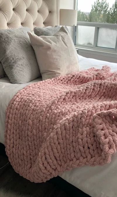 PINK CHRISTMAS: OUR GUIDE TO A PRETTY CHRISTMAS WITH EVER LASTING Pink Throw Blanket, Fluffy Blankets, Pink Blanket, Chunky Blanket, Knit Throw Blanket, Chunky Knit Blanket, Pink Bedding, Bedroom Layouts, Pink Room