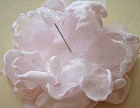 Fabric Peony Diy, Organza Flowers How To Make, Lace Flowers Tutorial, Easy Fabric Flowers, Closet Fabric, Ribbon Flower Tutorial, Making Fabric Flowers, Fabric Flower Tutorial, Handmade Flowers Fabric