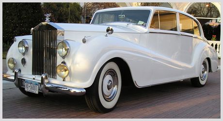 Dream to pull away in antique Rolls Royce with white wall tires<3 White Rolls Royce Wedding, Vintage Rolls Royce Wedding, Auto Rolls Royce, White Limousine, Rolls Royce Vintage, Old Rolls Royce, Chocolate Spa, White Rolls Royce, White Rolls