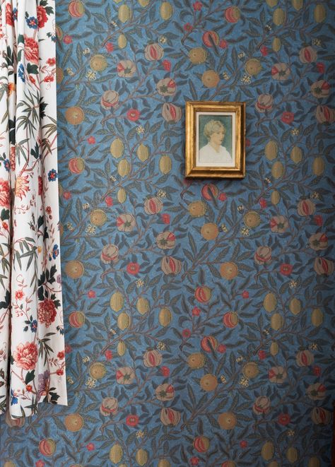 Tour the Cotswolds Home Where William Morris Created His Most Iconic Prints | Architectural Digest | Architectural Digest Cotswolds Home, Craftsman Home Decor, British Houses, Three Story House, Morris Homes, William Morris Wallpaper, William Morris Patterns, Morris Wallpapers, Cute Cottage