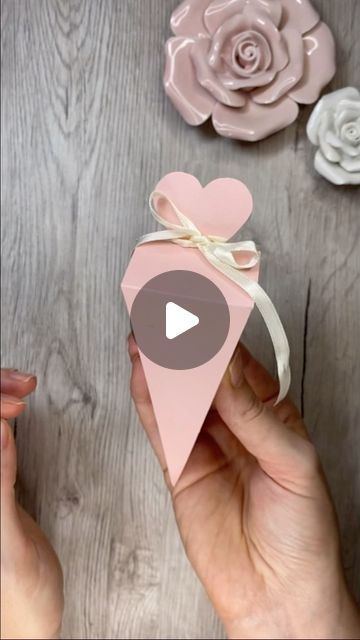 Groom Gift Wrapping Ideas, Pakiranje Poklona, Coffee Wedding Favors, Cones Diy, Diy Wedding Arch, Gifts Boxes, Wedding Gift Pack, Wrapping Presents, Coffee Wedding