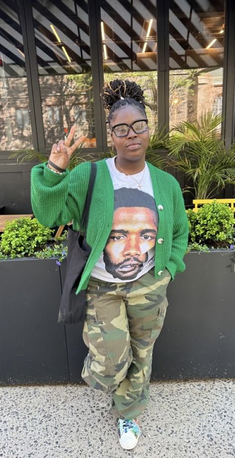 Outfits For Black Women, Camouflage Fashion, Green Outfits, Graphic Tee Outfits, Chill Fits, Tomboy Style Outfits, Sweater Fits, Sweatshirt Outfit