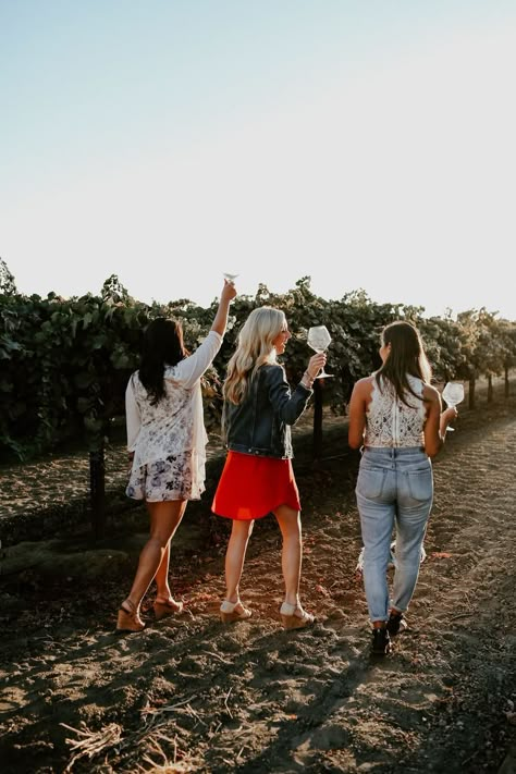 Vineyard Poses, Drinking Photoshoot, Winery Outfit Ideas, Winery Photoshoot, Vineyard Photoshoot, Wine With Friends, Winery Outfit, Wine Tasting Outfit, Wine Outfit