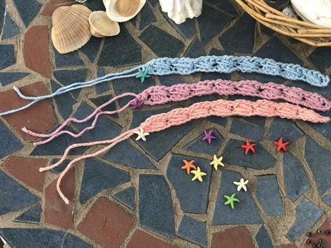 Crochet Friendship Bracelets, Friendship Bracelets Pattern, Crochet Bracelet Patterns, Crochet Craft Fair, Gold Crochet, Crochet Bracelet Pattern, Bracelet Crochet, Confection Au Crochet, Crochet Stitches Free