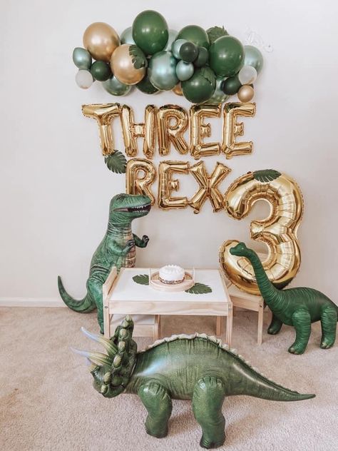 Dinosaur Birthday Theme, Birthday Party Boy, Dinosaur Birthday Party Decorations, Idee Babyshower, Cool Dinosaurs, Kartu Doa, Baby Birthday Themes, Dinosaur Themed Birthday Party, Boy Birthday Party Themes