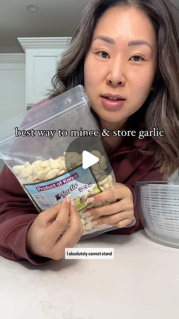 kat chao on Instagram: "would you try my mom’s beauty hack with the garlic? 💅���🏻 frozen garlic will keep for months - the fridged garlic will keep for up to 2 weeks 🧄😮‍💨  #garlic #garlicgirl #howto #howtocook #mincedgarlic #easymeals #easyrecipeideas #koreafood #viralreels" Frozen Garlic Hack, Frozen Garlic, How To Store Garlic Cloves, Freezing Garlic, Garlic Recipes, Fresh Garlic, Kitchen Hacks, Korean Food, Minced Garlic