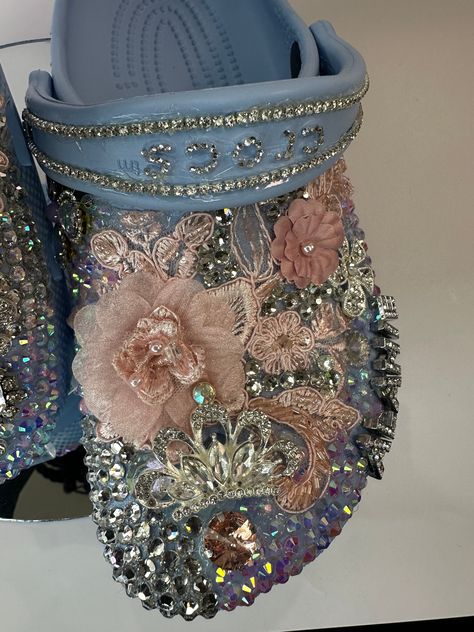 Croc Decor Ideas, Shoes Decoration Ideas, Crocs Bedazzled, Bedazzled Crocs, Croc Ideas, Decorate Shoes, Bedazzled Shoes Diy, Bling Crocs, Bedazzled Shoes