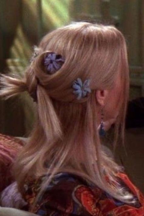 When it comes to iconic hairstyles, Jennifer Aniston (or Rachel Green) is normally your first thought, but can we take a minute please to appreciate the unsung icon that is Phoebe Buffay. #aesthetic #hair #hairstyles #fashion #haircolor #haircut #inspiration #ideas #style #friends Phoebe Friends, 2000s Hairstyles, Phoebe Buffay, 90s Hairstyles, Peinados Fáciles Para Cabello Corto, Peinados Faciles, Friend Outfits, Dream Hair, Aesthetic Hair