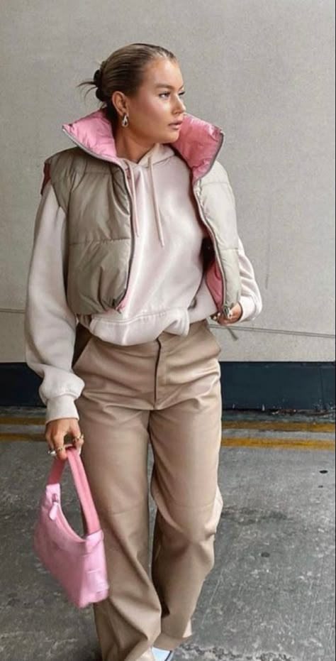 Winter Everyday Outfits, Gilet Outfit, Puffer Vest Outfit, Style Stockholm, Vest Puffer, Outfits Pastel, Outfits For Winter, Ideas De Outfits, Pink Friday