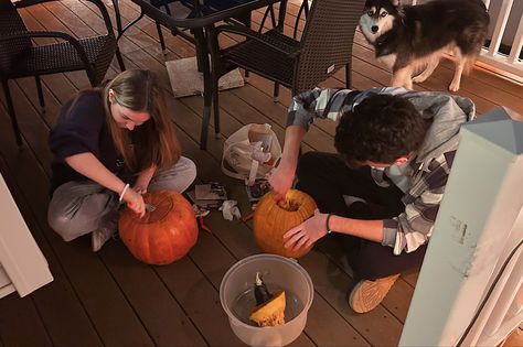 Autumn Relationship Aesthetic, Thanksgiving Couple Aesthetic, Halloween Romance Aesthetic, Carving Pumpkins Aesthetic Couples, Fall Couple Dates, Halloween Date Aesthetic, Fall Couples Aesthetic, Couple Halloween Aesthetic, Fall Couple Ideas