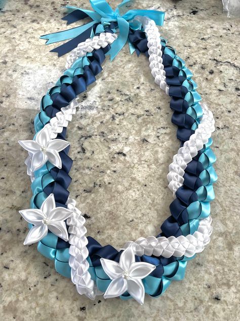 Beautiful simple graduation lei How To Make Leis, Graduation Leis Diy Ribbons, Candy Leis, Graduation Leis Diy, Graduation Money Lei, Graduation Party Diy, Graduation Crafts, Graduation Money, Ribbon Lei