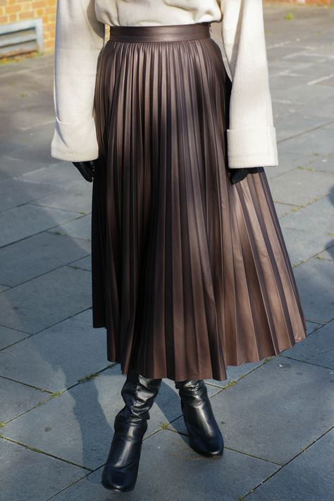 Brown faux leather pleated skirt from Zara #fashionblogger #zara #streetstyle Brown Leather Pleated Skirt, Brown Pleated Midi Skirt Outfit, Brown Leather Pleated Skirt Outfit, Leather Skirt Outfit Hijab, Leather Brown Skirt Outfit, Brown Faux Leather Skirt Outfit, Faux Leather Pleated Skirt Outfit, Brown Pleated Skirt Outfit, Leather Pleated Skirt Outfit