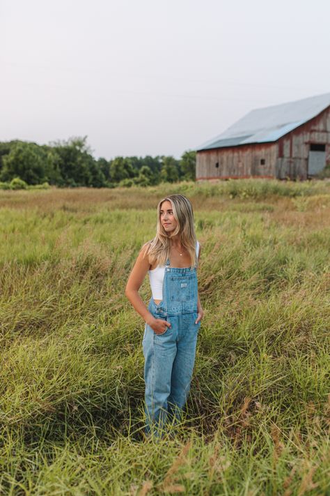 Mountain Photoshoot Outfit Ideas, Senior Photos Overalls, Senior Picture Overalls, Overalls Outfit Photoshoot, Overalls Senior Pictures, Overall Photoshoot Photo Ideas, Overall Senior Pictures, Montana Senior Pictures, Backroad Photoshoot