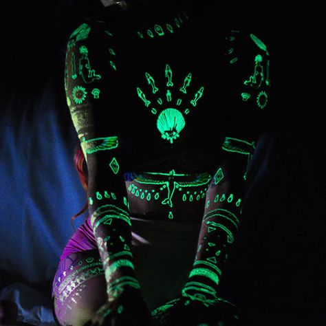 These glow-in-the-dark patterns that will make you stand out in any crowd. | 26 Tattoos To Wear Only For A Night Glowing Tattoos, Glow In The Dark Tattoo, Glow Tattoo, Black Light Tattoo, Charmaine Olivia, Dark Tattoos, Tattoo Diy, Uv Tattoo, Serpent Tattoo