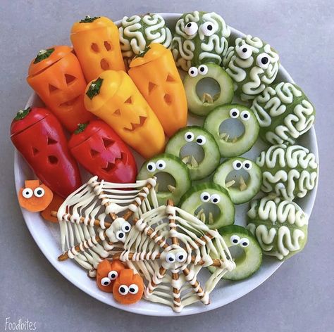 Fall Themed Sandwiches, Halloween Give Aways Ideas, Halloween Peppers, Picnic Display, Halloween Veggie Tray, Plat Halloween, Veselý Halloween, Postres Halloween, Fest Mad