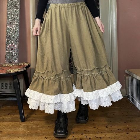 Bloomer Pants Pattern, Long Bloomers Pattern, Pantaloons Pattern Free, Bloomer Shorts Pattern, Long Bloomers Outfit, Pants With Skirt Outfit, Cottagecore Fashion Pants, Poofy Pants, Ruffle Clothes