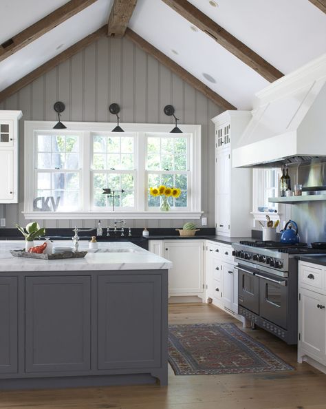 Kitchen Open Concept, Vaulted Ceiling Kitchen, Kitchen Ceiling, Farmhouse Style Kitchen, Home Modern, Trendy Kitchen, Modern Farmhouse Decor, Decoration Inspiration, Wood Beams