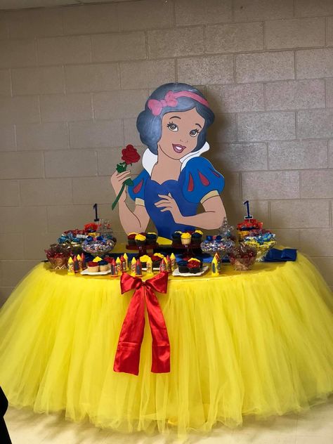 Snow White Bday Party Ideas, The Fairest One Of All Birthday, Snow White 3rd Birthday Party, Snow White Decorations Party, Snow White Birthday Theme, Snowhite Birthday Party, Fairest One Of Them All Birthday, Snowwhite Birthday Party Decorations, Snow White Birthday Decorations