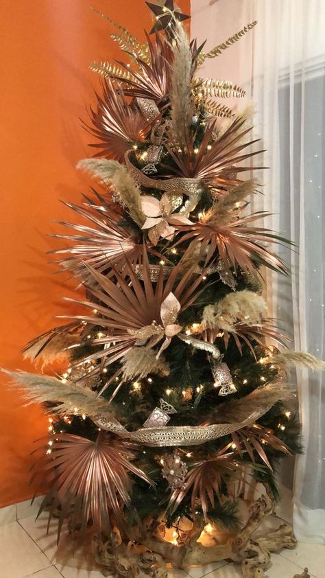 a mini pampas grass Christmas tree n a pot and non-decorated is a lovely decoration for an awkward nook or if you don't have much space Christmas Tree Inspiration Rustic, Tropical Christmas Decorations, Tropical Christmas Trees, Christmas Tree Inspo, Christmas Palm Tree, Boho Chique, Creative Christmas Trees, Tropical Christmas, White Christmas Trees