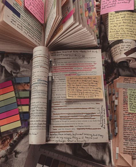 Book Anottations Aesthetic, Annotation Aesthetic, Book Annotation Tips, Book Annotating, Annotating Books, Annotated Books, Book Annotations, Reading Motivation, Buch Design