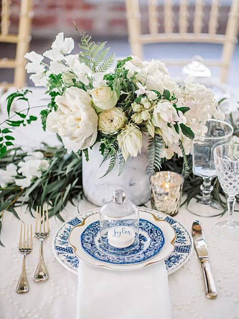 Trending Now: Dutch Delft and Chinoiserie-Inspired Wedding Décor Chinoiserie Wedding, White Wedding Centerpieces, Round Wedding Tables, تصميم الطاولة, Martha Weddings, White Centerpiece, Marble Wedding, Boda Mexicana, All White Wedding