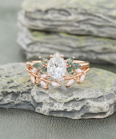 Pear Shaped Moissanite Engagement Ring Set Vintage Rose Gold Moss Agate Bridal Set Marquise Cut Leaf Moissanite Wedding Band for Women Gift Ring Specifications The Engagement ring: ➝Main Stone: Pear shaped Moissanite ➝Size: 6*8mm ➝Side Stones: Moss agate ➝Carats: 0.28ct ➝Band Width: 1.5mm ➝Band Thickness: 1.2mm The Wedding band: ➝Stones: Natural Diamonds or Moissanite ➝Carats: 0.28ct ➝Band Width: 1.3mm ➝Band Thickness: 1.2mm All rings can be made of solid 10k/14k/18k rose gold, white gold, yello Moss Agate Rose Gold Engagement Ring, Forest Themed Wedding Ring, Engagment Ring Sets, Fairy Ring Wedding, Flower Shaped Wedding Ring, Connected Engagement And Wedding Ring, Floral Engagement Ring Silver, Wedding Rings Rustic, Unique Ethical Engagement Rings