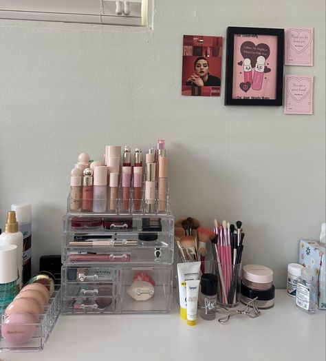 Cosmetic Desk Ideas, Jewelry And Makeup Organizer, Makeup Desk Storage, Small Dorm Organization Ideas, Room Makeup Organization, Beauty Desk Organization, Organized Makeup Desk, Makeup Storage Aesthetic, Aesthetic Makeup Desk Ideas