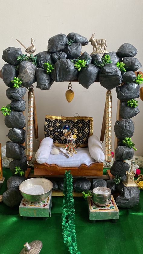 Beautiful giriraj parvat swarup hindola darshan Krishan Ji Jhula Decoration, Janmashtami Palna Decoration, Laddu Gopal Janmashtami Decoration, Thakorji Hindola Decoration Ideas, Krishna Hindola Decoration, Kanha Decoration At Home, Hindola Decoration Ideas Swaminarayan, Hindola Decoration Ideas Krishna, Kanha Ji Jhula Decoration