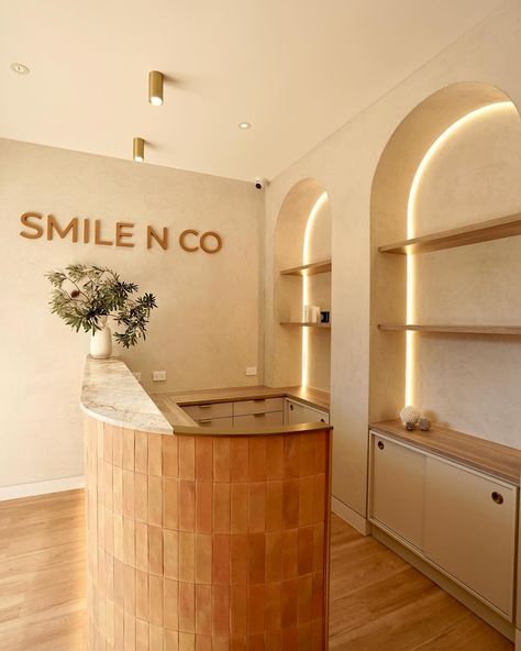 C O M M E R C I A L D E S I G N Design - @maccallum_projects Build - @salthousebuilding Micro cement - @raw_surfaces Business - @smilenco_ #design #designer #reception #dental #commerciallighting #microcement #featurewall #arch #interior #interiordesign #desk #tile #welcome #love #instagram #instagood #instamood #mornington #morningtonpeninsula #morningtonpeninsulabuilders #morningtonpeninsulabusiness #maccallumprojects Reception Desk Decorations Ideas, Aesthetic Reception Desk, Welcoming Reception Area, Therapy Practice Interior, Yoga Studio Front Desk, Tiled Reception Desk, Clinic Reception Design, Reception Area Interior Design, Esthetician Ideas