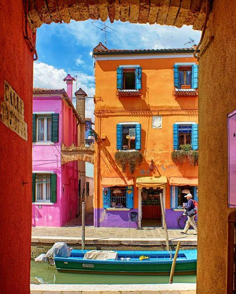 Study Abroad Europe, Burano Island, Somewhere In Northern Italy 1983, Veneto Italy, Venice Travel, Colourful Buildings, Italy Photography, Voyage Europe, Europe Summer