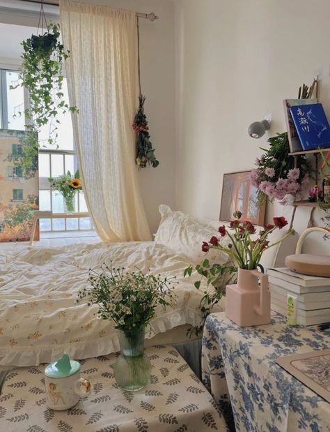 Affordable Room Decor, Floral Bedroom, Modern Farmhouse Bedroom, Diy Wall Shelves, Redecorate Bedroom, Dreamy Room, Dream Room Inspiration, Room Decor Ideas, Room Makeover Bedroom