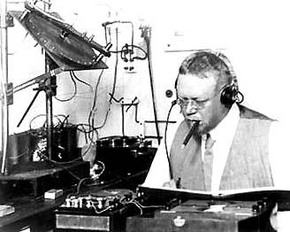 Reginald Fessenden was a radio pioneer. Known as the Father of radio broadcasting. In 1906 the first radio program aired. It consisted of violin playing and bible passages read. Fessenden was an inventor and advanced the technology in radio. I choose this photo of Fessenden to show how far we have come in the medium of radio. Uss Iowa, Vintage History, Music Tech, Fun Music, Canadian History, Bible Passages, Science News, Classical Music, Worlds Of Fun