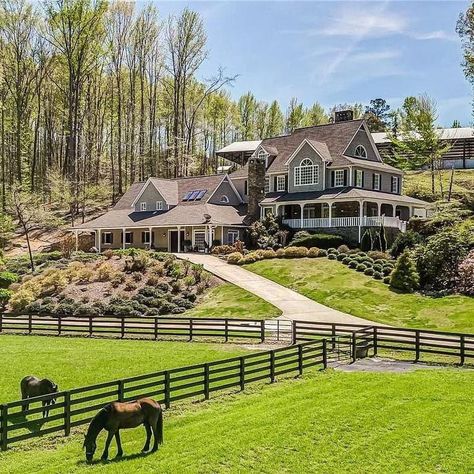 Minecraft Ranch, Farm Vibes, Courtyard Landscaping, Cottage Rustic, Run In Shed, Dream Life House, Casa Country, Barn Plans, Country Lifestyle