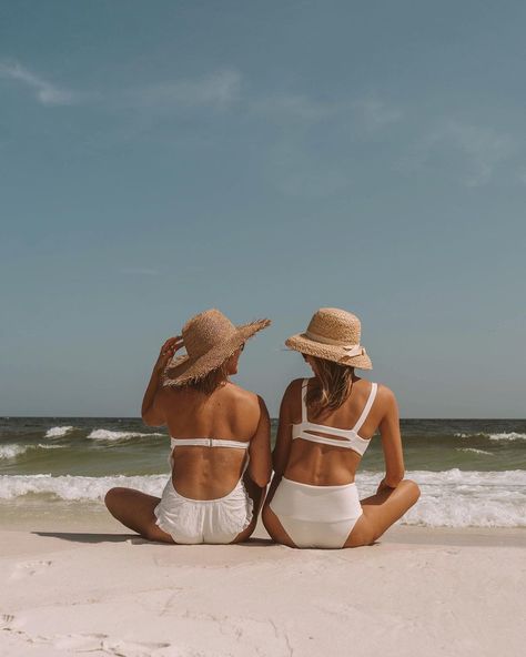 CHELSEA OWENS on Instagram: “Happiest of birthdays to @meganraeoflight 🌼 I’m so thankful for our friendship and can’t wait to celebrate with you this weekend! Hope…” Thankful For Our Friendship, Best Beach Poses, Beach Pictures Inspo, Salomon Hiking Boots, Beach With Friends, Poses With Friends, Beach Poses With Friends, Beach Inspired Decor, Beach Pictures Friends