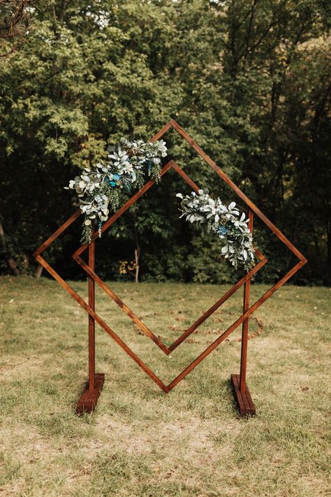 Diy Wedding Altar Outdoor, Diy Altar Wedding, Diy Altar, Greenery Swag, Altar Wedding, Diy Greenery, Alter Decor, Wedding Altar, Wedding Alters