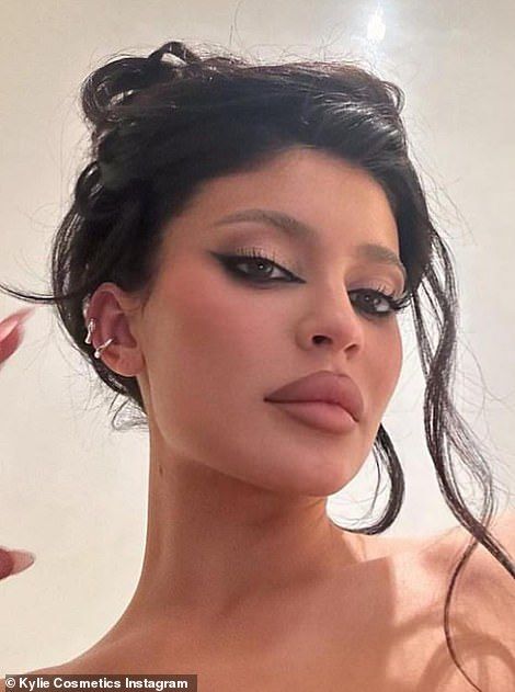 Waves For Prom, High Contrast Makeup, Black Makeup Looks, Seductive Makeup, Stile Kylie Jenner, Bleached Eyebrows, Night Hair, Dark Makeup Looks, Locks Hair